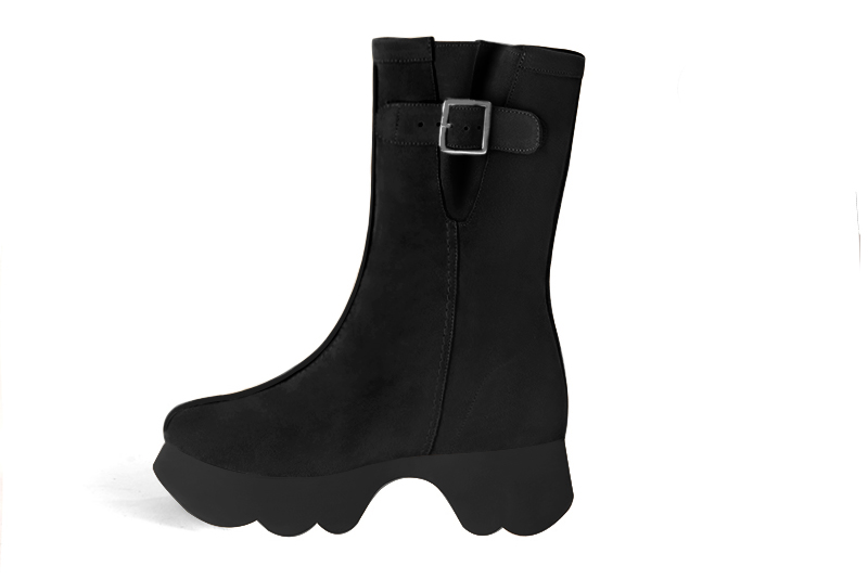 Matt black women's ankle boots with a zip on the inside. Round toe. Low rubber soles. Profile view - Florence KOOIJMAN